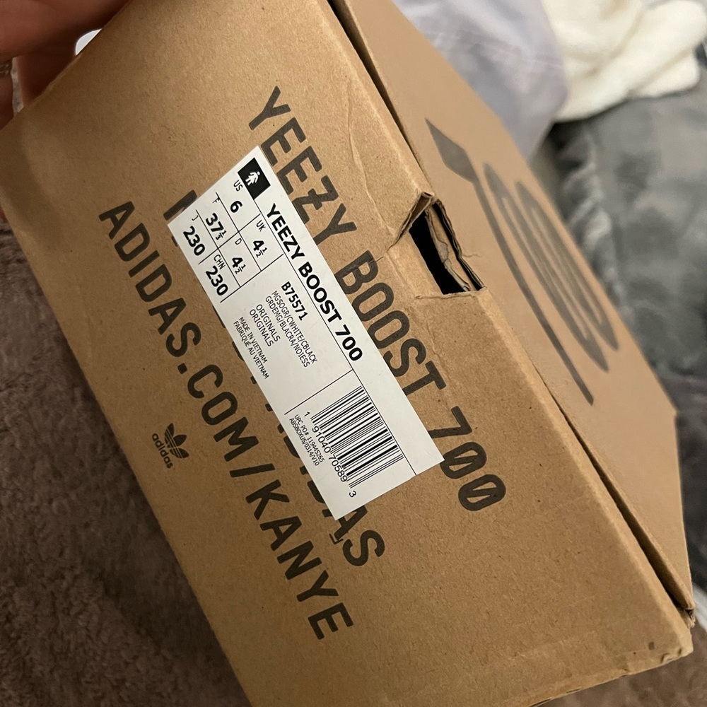 Adidas yeezy boost 700